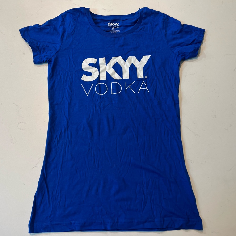 Skyy graphic tee size small